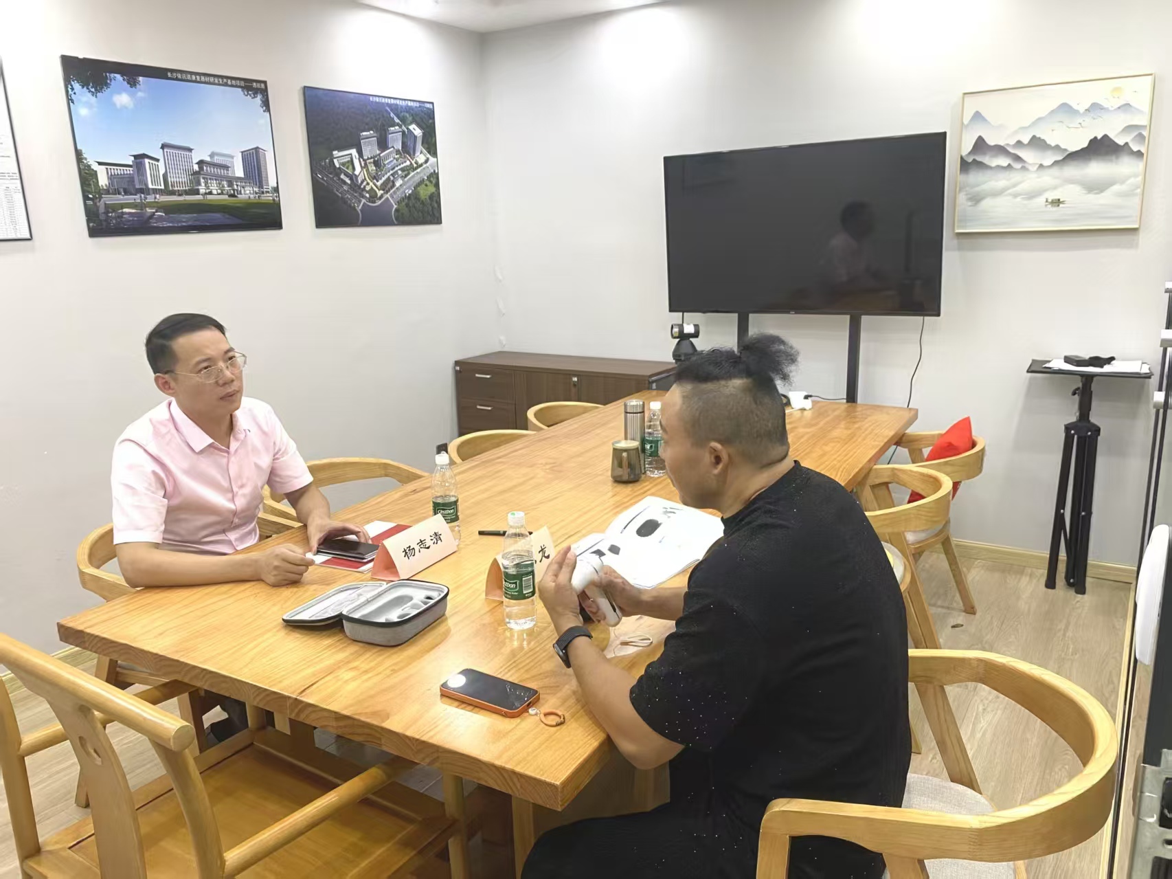 世界泰拳拳王彭小龙到访依讯诺集团--依讯诺集团——只为健康生活!